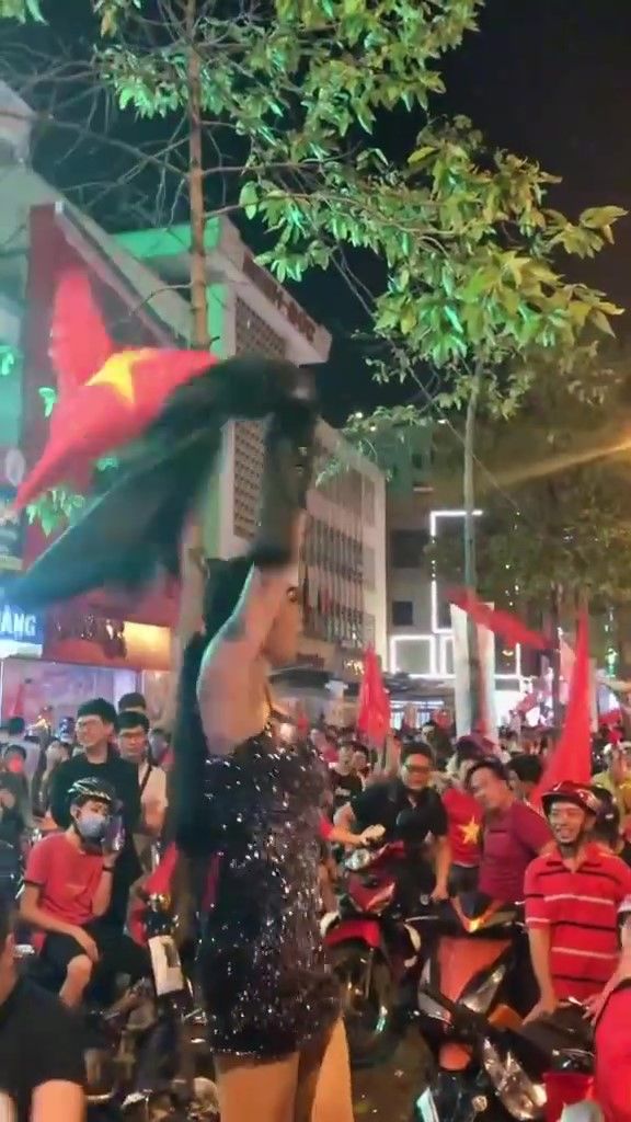 Dàn sao Việt xuống đường đi bão: Thùy Tiên rớt luôn hình tượng