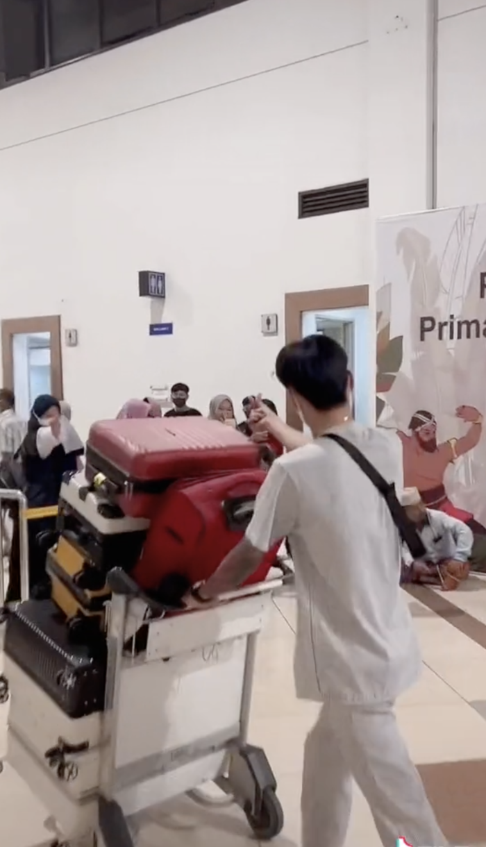 Đạt Villa đăng ảnh ôm chặt bạn gái Indonesia sau tin đồn chia tay