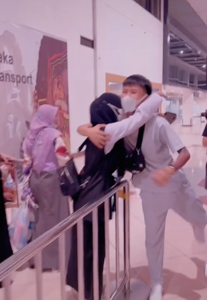 Đạt Villa đăng ảnh ôm chặt bạn gái Indonesia sau tin đồn chia tay