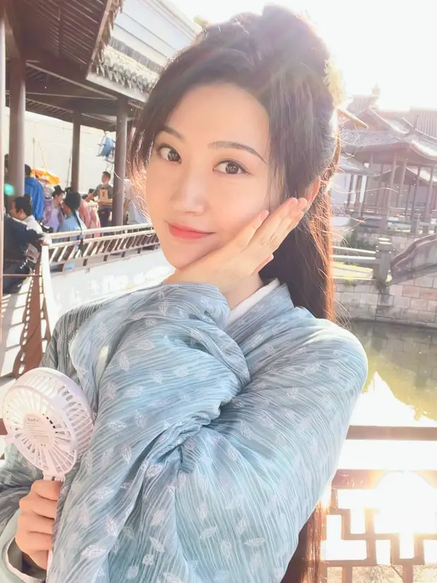 Đệ nhất mỹ nhân Bắc Kinh ở hậu trường: Dí sát mặt vào cam vẫn xinh