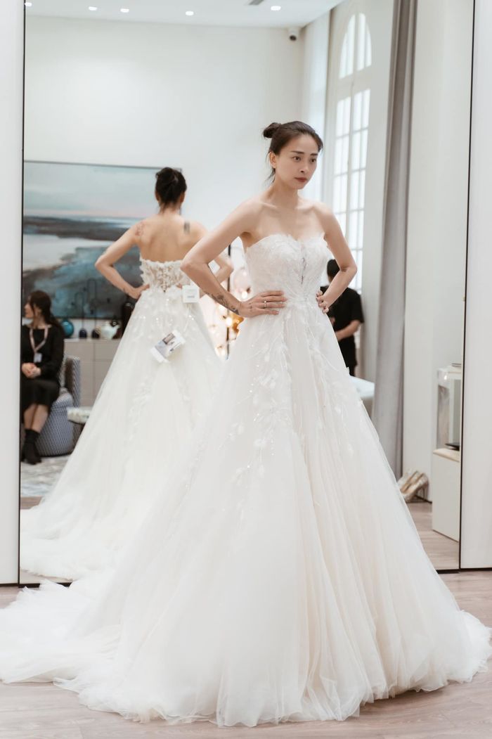 Đếm ngược hôn lễ Ngô Thanh Vân: vợ chồng son ra tận sân bay đón khách