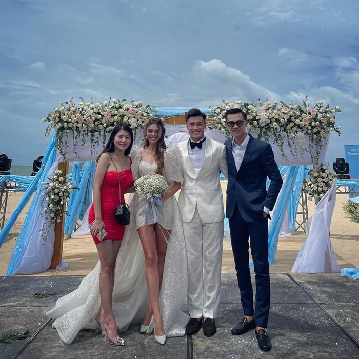 Tổ chức hôn lễ trên biển, các cô dâu chọn váy thế nào: đả nữ kín đáo