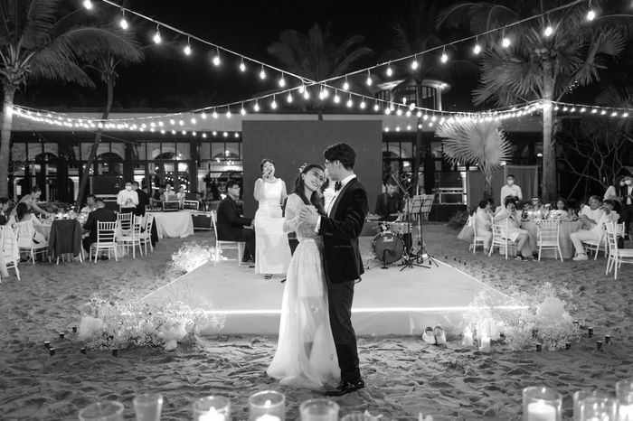 Tổ chức hôn lễ trên biển, các cô dâu chọn váy thế nào: đả nữ kín đáo