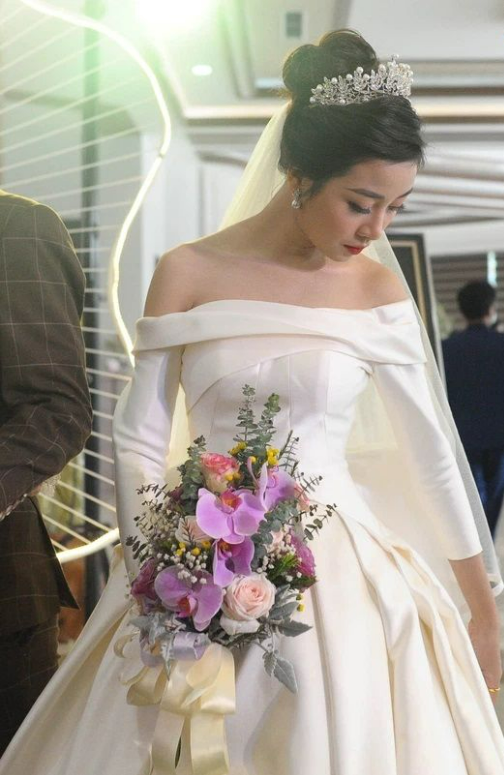 Đọ váy cưới vợ cầu thủ: Vợ Hà Đức Chinh diện váy gần 900 triệu
