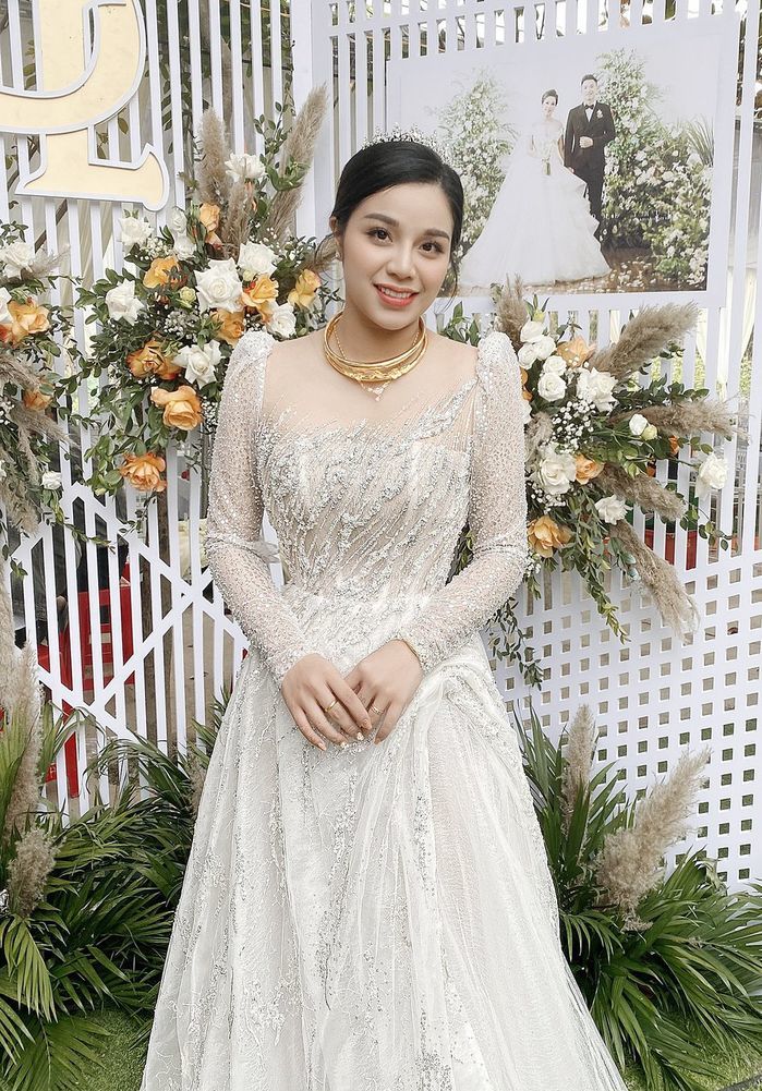 Đọ váy cưới vợ cầu thủ: Vợ Hà Đức Chinh diện váy gần 900 triệu