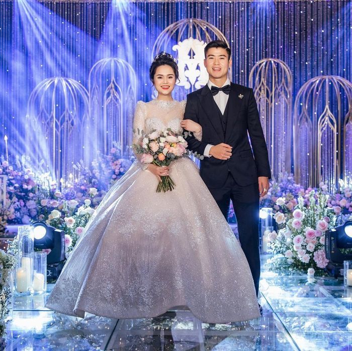 Đọ váy cưới vợ cầu thủ: Vợ Hà Đức Chinh diện váy gần 900 triệu