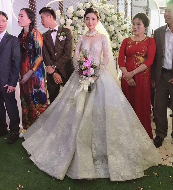 Đọ váy cưới vợ cầu thủ: Vợ Hà Đức Chinh diện váy gần 900 triệu