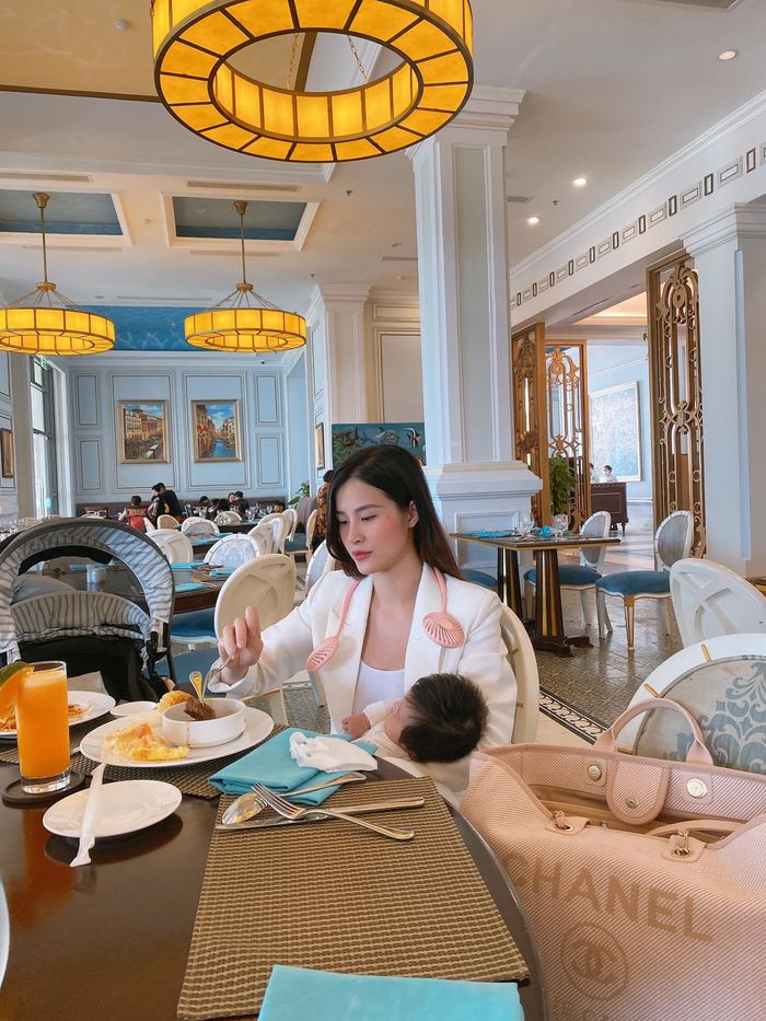Đông Nhi khi đã làm mẹ bỉm: đi đâu cũng không quên nhiệm vụ chăm ái nữ