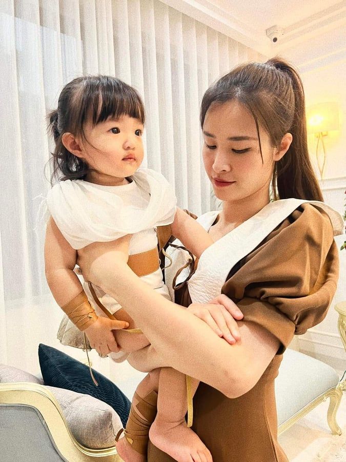 Đông Nhi khi đã làm mẹ bỉm: đi đâu cũng không quên nhiệm vụ chăm ái nữ