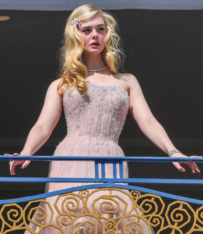 Elle Fanning chanh sả trên thảm đỏ, đời thường mặc giản dị vẫn xinh
