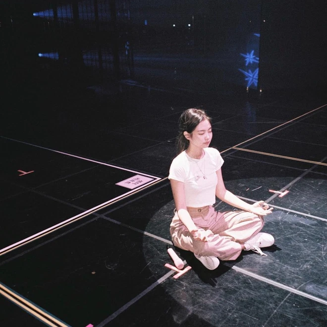 Gà YG làm gì còn hình ảnh ngầu: Jennie chống nạnh hề hước
