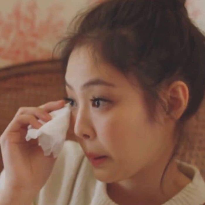 Gà YG làm gì còn hình ảnh ngầu: Jennie chống nạnh hề hước