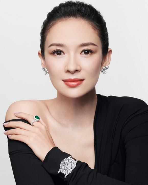 Giàu như Chương Tử Di: Mặc quần 70 triệu đồng đi trồng rau