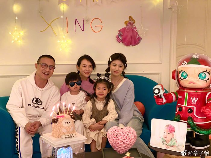 Giàu như Chương Tử Di: Mặc quần 70 triệu đồng đi trồng rau