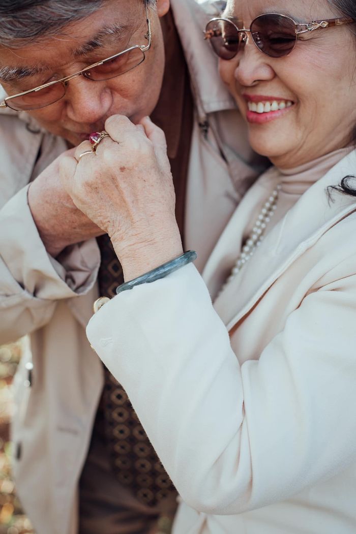 48 năm mặn nồng, cặp vợ chồng già thủ thỉ: Lên Đà Lạt mình cưới nhau