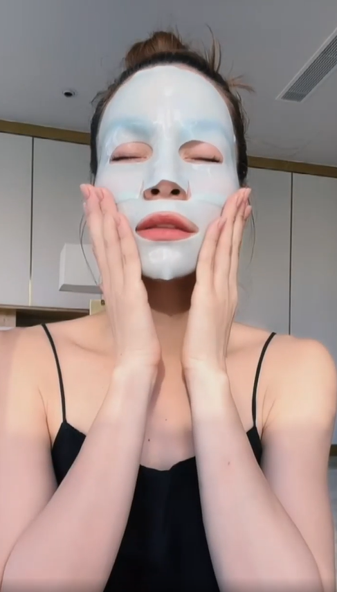 Hồ Ngọc Hà chăm đắp mặt nạ mọi lúc mọi nơi: thế này bảo sao không đẹp
