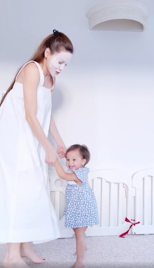 Hồ Ngọc Hà chăm đắp mặt nạ mọi lúc mọi nơi: thế này bảo sao không đẹp