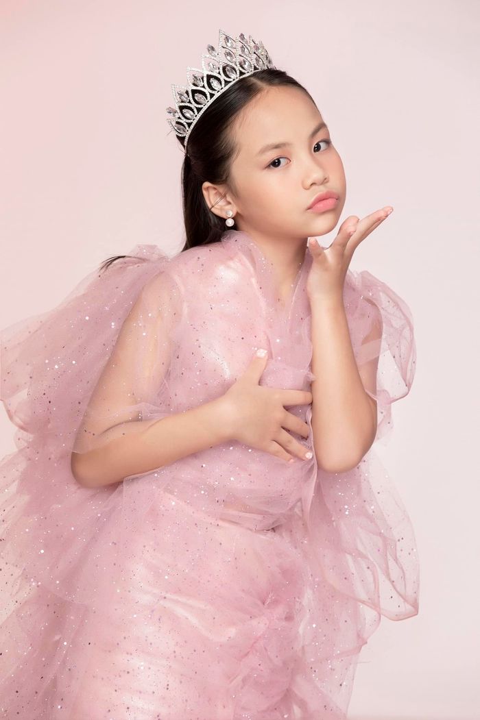 Hoàng Thùy dạy kỹ năng trình diễn cho cô bé 8 tuổi dự thi Hoa hậu nhí