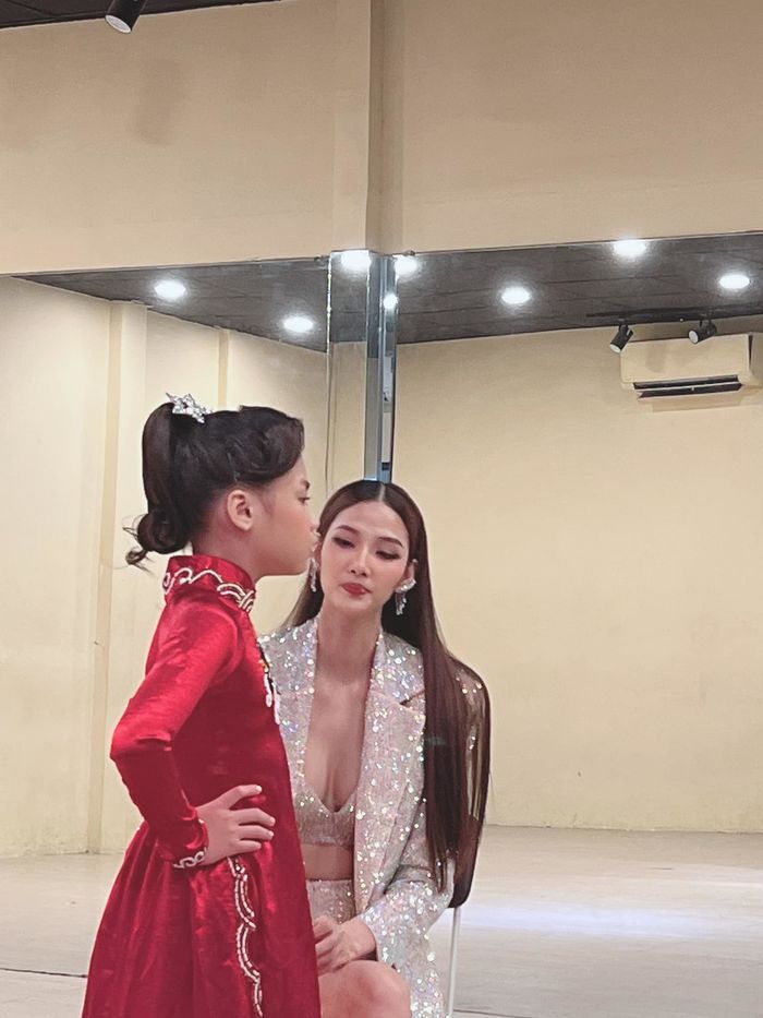 Hoàng Thùy dạy kỹ năng trình diễn cho cô bé 8 tuổi dự thi Hoa hậu nhí