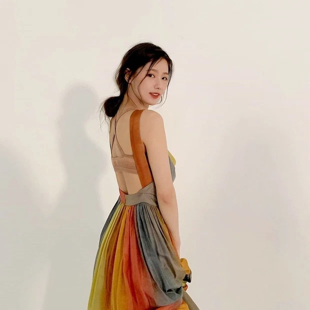 Hội idol hot nhất Kpop đam mê khoe lưng: Jennie quyến rũ xịt máu mũi