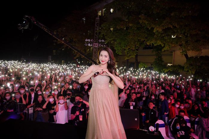 Hội người hâm mộ thứ dữ của Hòa Minzy: Toàn chân sút đình đám