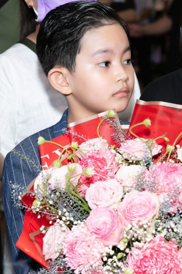 Khánh Thi - Phan Hiển chấp nhận xa con 3 tháng vì màu cờ sắc áo