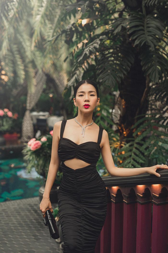 Lệ Quyên thoải mái nhắc bố của con trai: mấy ai văn minh như thế