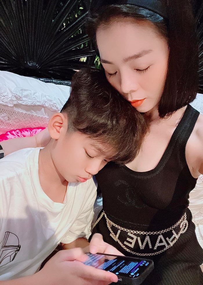 Lệ Quyên thoải mái nhắc bố của con trai: mấy ai văn minh như thế
