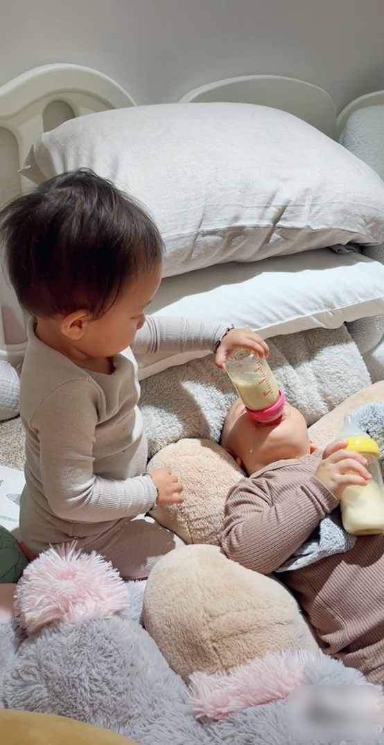 Lisa hơn 1 tuổi mẹ đã được nhờ: hết dọn dẹp nhà cửa lại chăm em