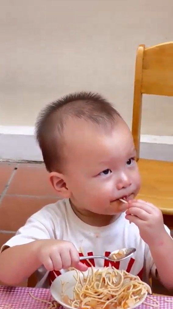 Lisa hơn 1 tuổi mẹ đã được nhờ: hết dọn dẹp nhà cửa lại chăm em