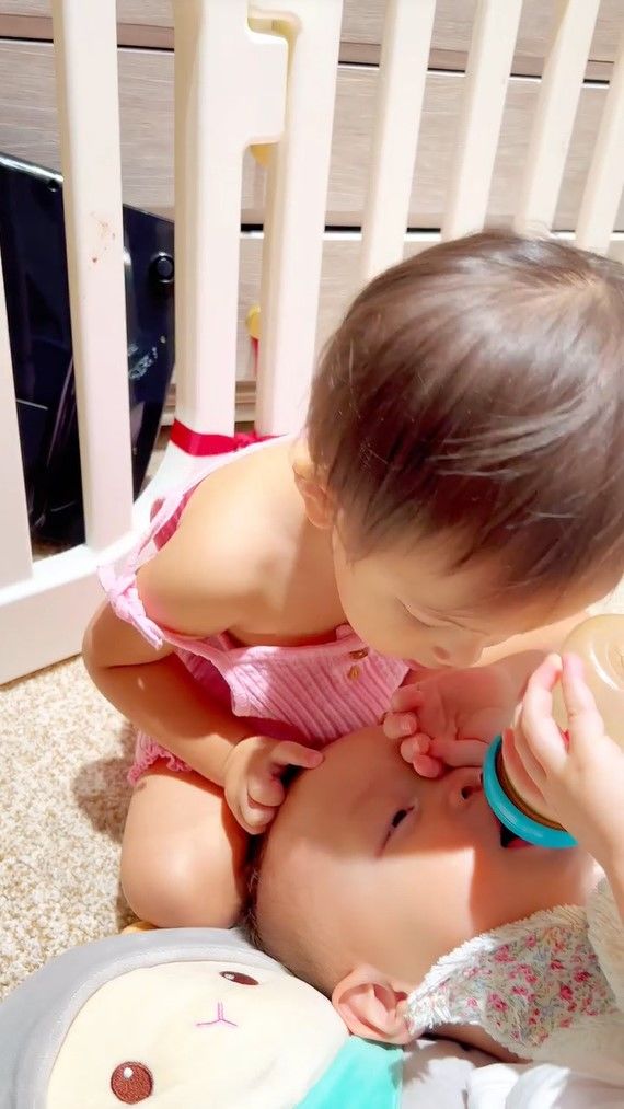 Lisa hơn 1 tuổi mẹ đã được nhờ: hết dọn dẹp nhà cửa lại chăm em