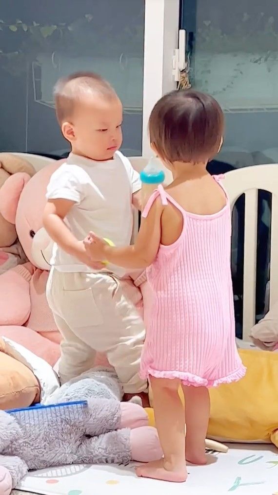 Lisa hơn 1 tuổi mẹ đã được nhờ: hết dọn dẹp nhà cửa lại chăm em