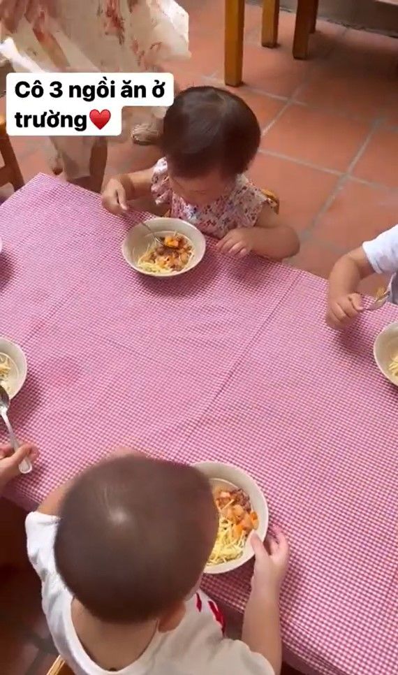 Lisa - Leon đi học: chị ba tự giác ăn uống, nhìn sang cậu ú hú hồn