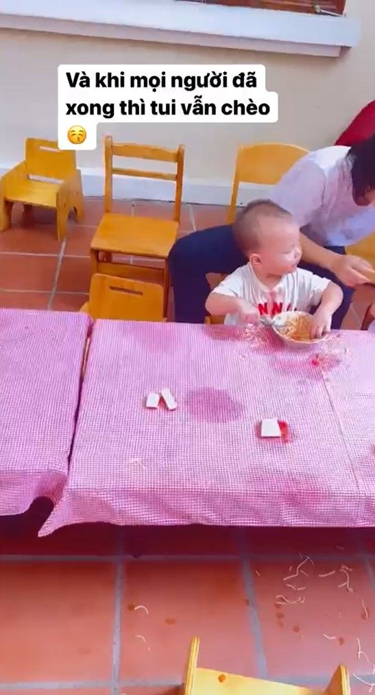 Lisa - Leon đi học: chị ba tự giác ăn uống, nhìn sang cậu ú hú hồn