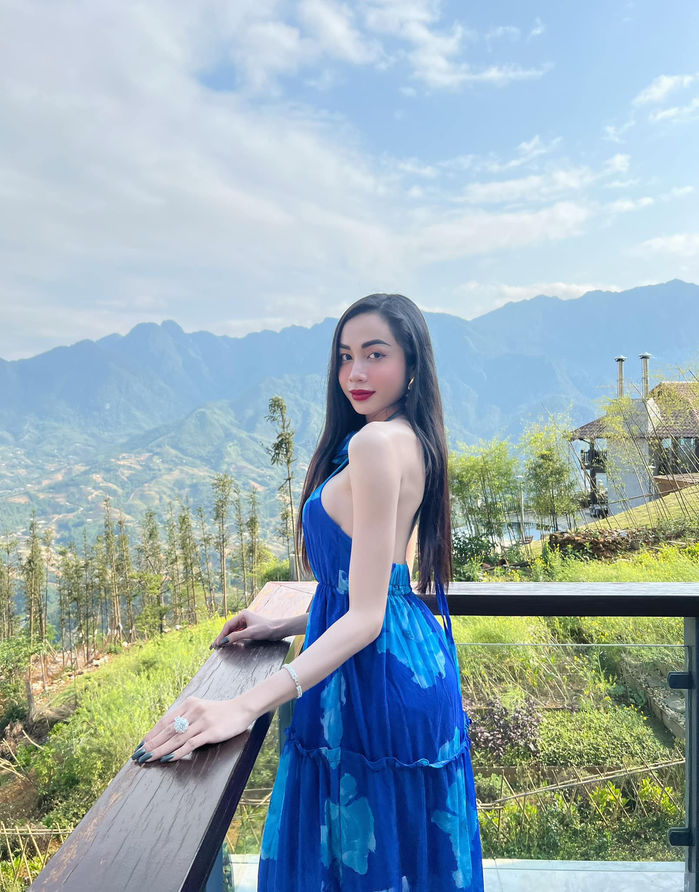 Lương Mỹ Kỳ hết xách váy lại mang giày cao gót leo núi