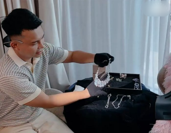 Lý Nhã Kỳ đi dự LHP Cannes: BST trang sức 50 tỷ, thêm váy áo là 100 tỷ