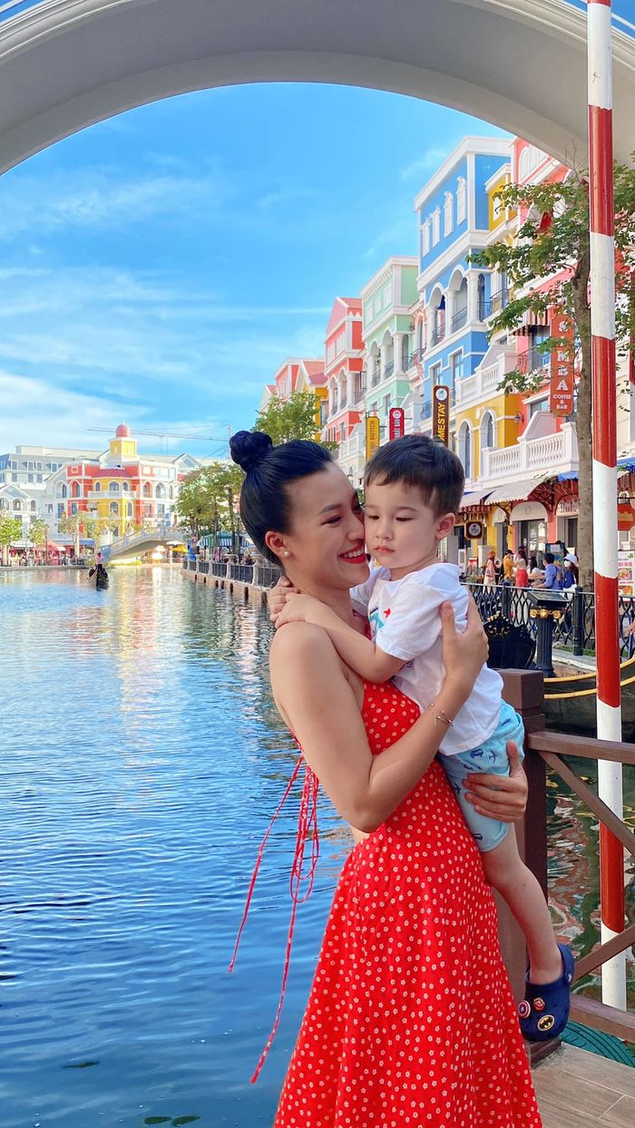 MC Hoàng Oanh vực dậy sau ly hôn: Đi xe ôm, tự chạy xe máy đến sự kiện