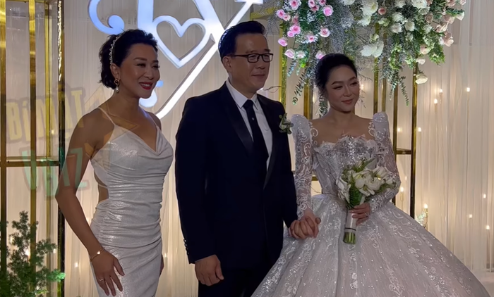MC Kỳ Duyên lên đồ không nể nang khi dự đám cưới ca sĩ Hà Thanh Xuân