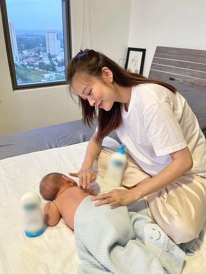 Mẹ bỉm ở nhà cũng phải đẹp: Phạm Hương chuẩn phu nhân hào môn danh giá