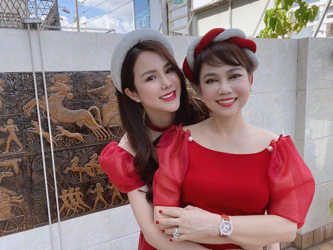 Mẹ chồng mỹ nhân Việt sành điệu chẳng kém con dâu