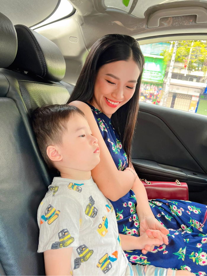 Mẹ đơn thân Vbiz được quý tử hộ tống đi làm: Hòa Minzy hết khóc nhè