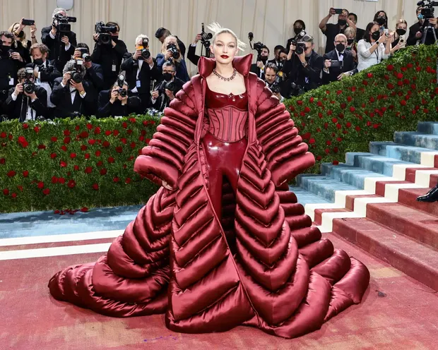 Met Gala 2022: Nữ chính Squid Game đổ bộ nhưng lên đồ hơi lạc đề