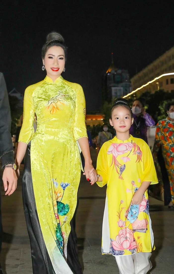 Mỹ nhân Việt sinh con muộn: Vân Hugo 37 tuổi chưa bằng Trịnh Kim Chi