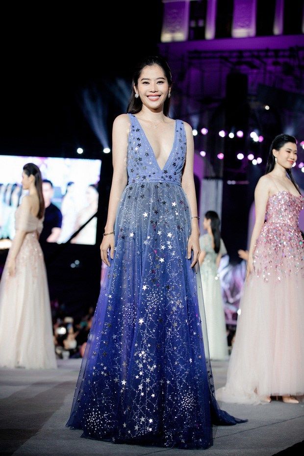 Nam Em catwalk mà cái nết ngỡ đang thi Miss Grand