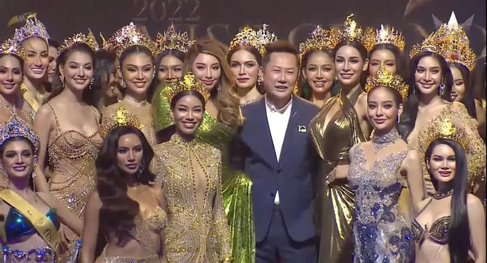 Nguyễn Thúc Thùy Tiên và những lần đội tóc giả “hết cả hồn”