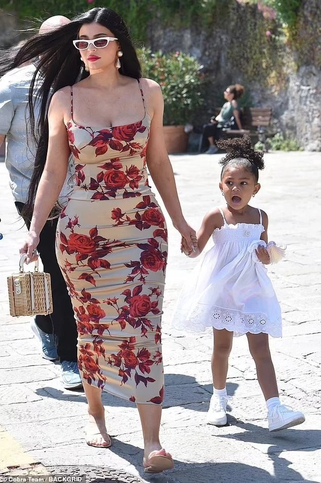 Nhà Kardashian lên đồ đi ăn cưới Kourtney, ai cũng mặc đẹp ngất ngây