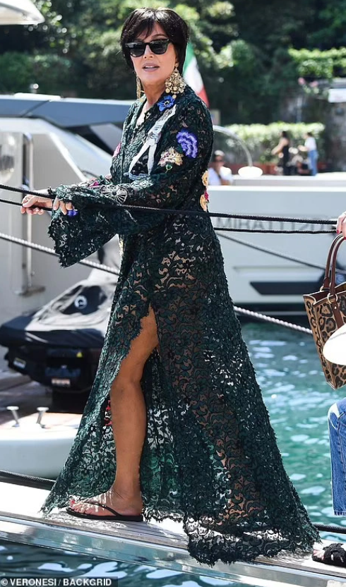 Nhà Kardashian lên đồ đi ăn cưới Kourtney, ai cũng mặc đẹp ngất ngây