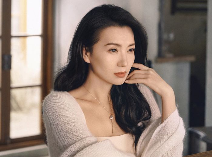 Như Ý Trần Hảo bùng nổ visual qua loạt ảnh chụp vội ở trường học