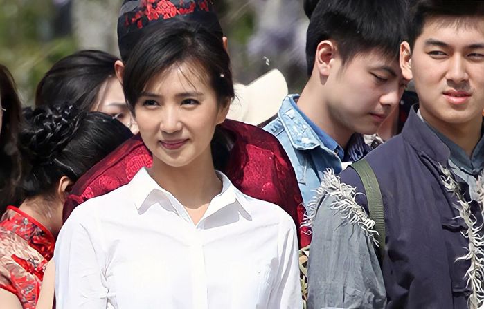 Như Ý Trần Hảo bùng nổ visual qua loạt ảnh chụp vội ở trường học