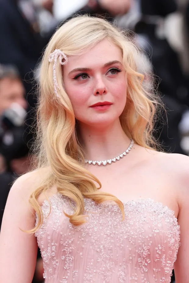 Những bộ cánh cực phẩm đổ bộ LHP Cannes: Elle vẫn là công chúa